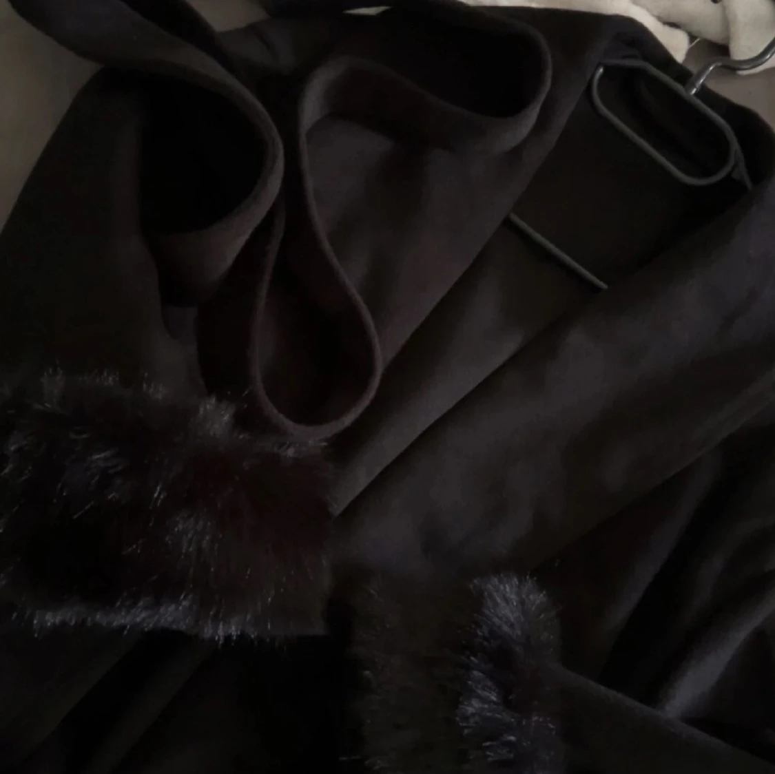 Svart kappa med päls  - 3