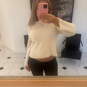 Vit stickad  - Vit stickad från Gina Tricot. Rak passform och perfekt till hösten till jeans eller kjol. Är använd och tvättad som har gjort att tröjan är lite krympt💗