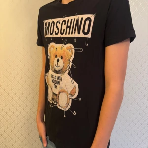 Moschino t-shirt - Hej säljer denna sjukt snygga moschino tshirten. Denna är i sjukt bra skick. Hör av er vid några frågor. 