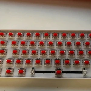 Snygg 60% keyboard,  spelar inte med keyboard längre, pris kan ändras - Snyggt mekaniskt tangentbord med röda switchar och röd LED-bakgrundsbelysning. Kompakt layout, vita keycaps och USB-anslutning. Tangentbordet ser ut att vara i gott skick utan synliga defekter eller slitage. Perfekt för gaming eller skrivarbete.