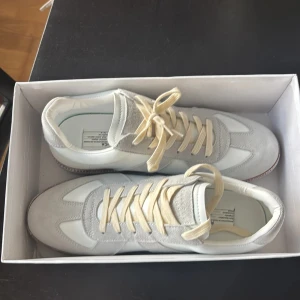 Vita Maison margiela  - Tja säljer nu mina maison margiela på grund av att det inte passar längre och är sugen på att testa nåt nytt. Skor och låda finns. Bara att fråga under minsta fundering. 