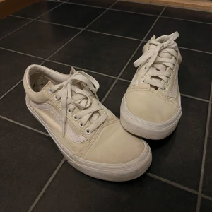 Vans Old School - Säljer ett par vita vans. Använda väldigt få gånger, färgen är lite sliten annars inga defekter. Passar både till skate och till vardags. 