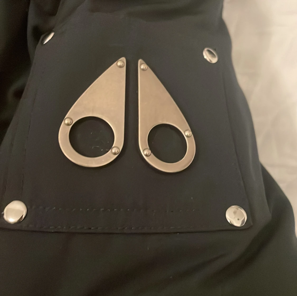 Svart dunjacka Moose Knuckles med pälskrage - 3