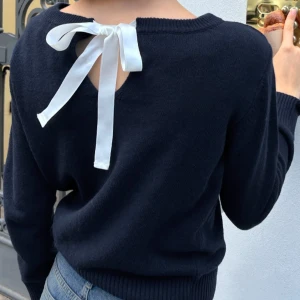 Vit stickad tröja med rosett i nacken - Supersöt vit stickad tröja med bred halsringning och en svart rosett i nacken. Tröjan har långa ärmar och ribbade muddar vid ärmslut och nederkant. Perfekt för dig som gillar enkla detaljer med en twist. Säljer den på första bilden fast i vit! Från Subdued, blivit tvättad och använd men fortfarande toppen skick inget nopper eller liknande 💕nypris 670