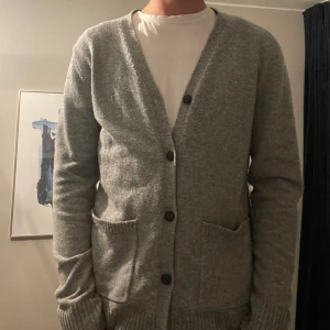 Cardigan - Les Deux - Grå cardigan från les Deux i storlek m, fint skick!! 