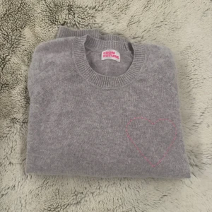 From future tröja - Ljusgrå tröja med rosa broderi hjärta från From Future. Använd ett fåtal gånger och i absolut nyskick. I storlek M, men passar även S. Nypris 2000 kr, mitt pris 1500.