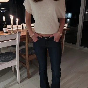 Beige nitted shirt - Beige nitted shirt från Gina Tricot och passa jättefint till ALLA outfits. Syns lite dåligt på bilden, men det är en högre krage på tröjan! Passar både S/XS. 