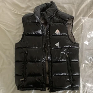 Moncler Väst - 2499kr Size 1