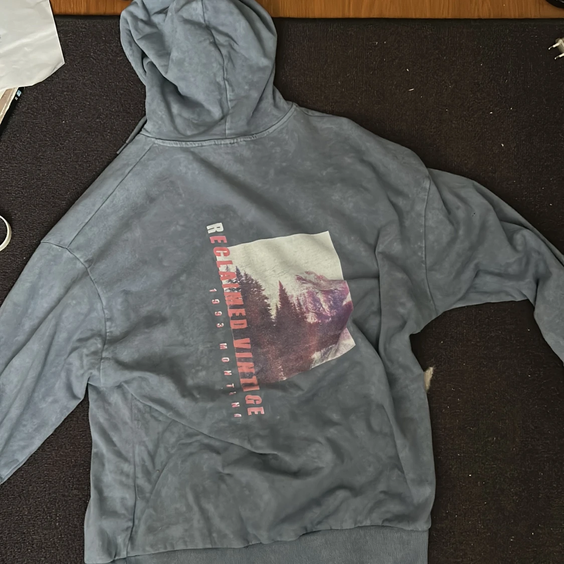 Blå hoodie Reclaimed Vintage Montana (small men sitter som en medium) - 1