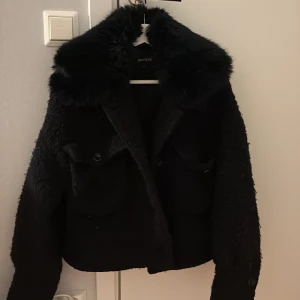 Meotine vinterjacka  - Säljer denna meotine jacka köpt för 3499. Jackan är i bra skick och väldigt varm. Pälsen är avtagbar.