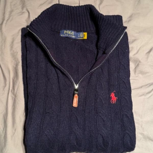 Ralph Lauren Zip -  Står storlek L men skulle säga att den passar stlk S/m~ svarar ej på folk som ska gå ner i pris, priset är redan dunder.