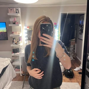 Mörkblå stickad tröja med kort ärm - Denna fina tröjan är i från Chelsea och är mörkblå, väldigt skön och skicks inte alls! Den är tyvärr lite för liten för mig nu🥲 den är i jätte bra skick! Den är lite nopprig men det blir alla tröjor efter 2 tvättar. Skriv för diskutera pris💞