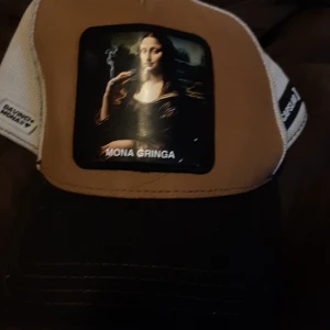 Capslab Mona Gringa keps  - Säljer en unik truckerkeps från Capslab med Mona Gringa-motiv framtill. Den är 100%äkta 