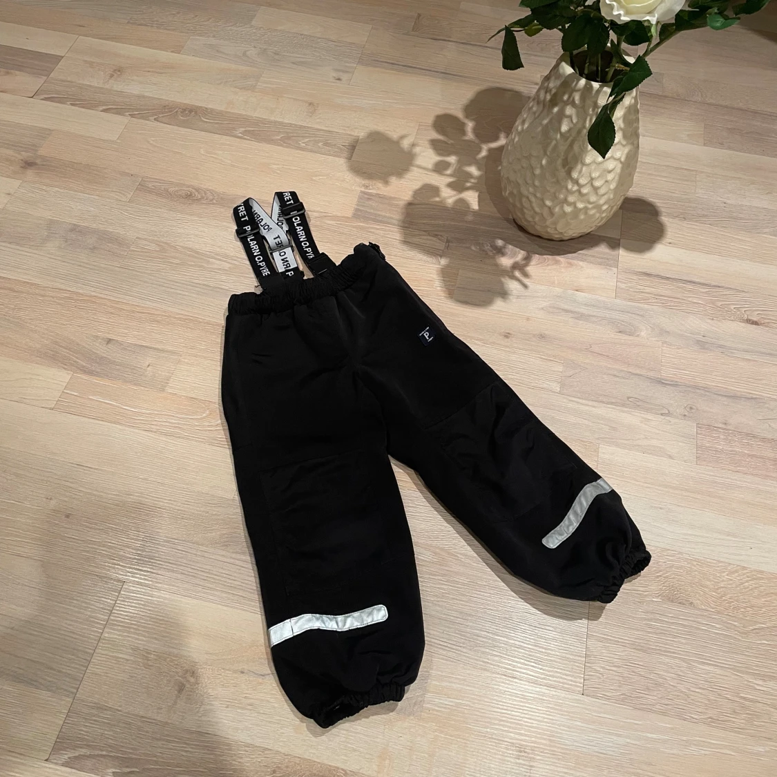 Svarta täckbyxor med reflexdetaljer - 1