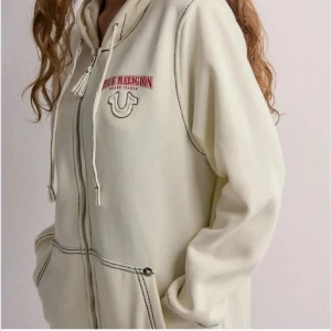 Vit hoodie från True Religion - Säljer en vit hoodie från True Religion. Jättesnygg och aldrig använd. Nypris 999kr