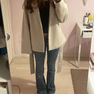 Beige kappa - Jag säljer min beiga kappa den är i bra skick. Vill köpa en med knappar drf har jag valt att sälja denna! Jag har inte använt den alls mycket så den har inga defekter 💕