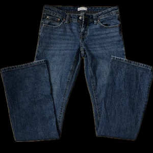 snygga jeans från gina tricot! - super snygga jeans från gina tricot med snygga detaljer på fickorna, säljer dom för dom va för stora för mig! använda ett fåtal gånger inprensip nya! storlek 36 och bootcut modell💙 innerbens läng ca 81cm och midje mått rakt över ca 39cm