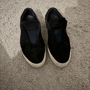 Svarta sneakers från Axel Arigato - Mörkblå arigatos ser ut som svart men svårt och se på bild men de är en mörk färg. Säljer de nu för använder inte de längre och har haft de ett tag 