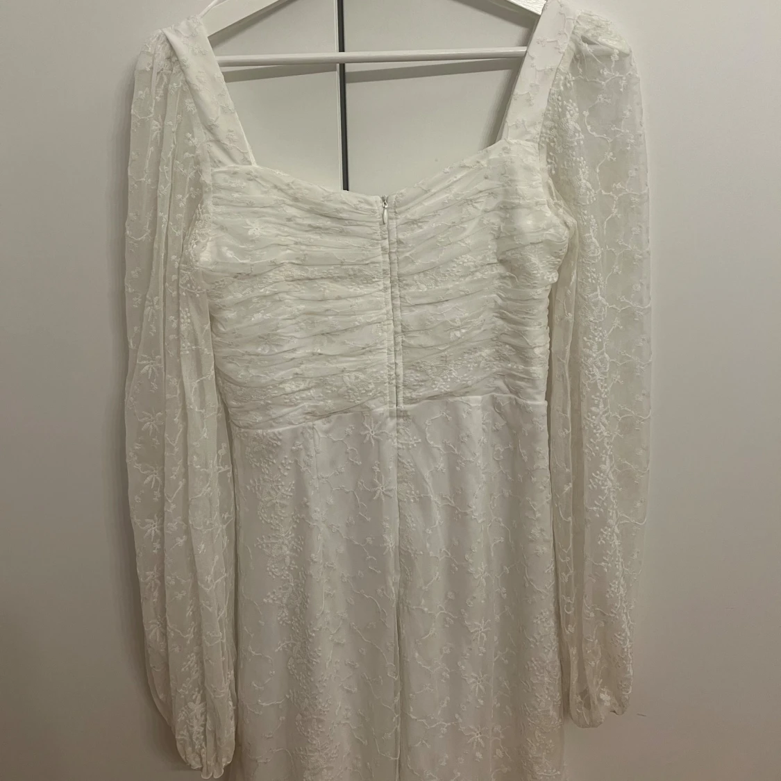 Vit knälång klänning från Bubbleroom - 1