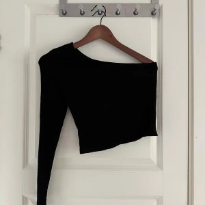 Svart one shoulder topp från NA-KD - Svart one shoulder topp från NA-KD. Använd 1 gång🖤