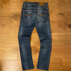 Nudie Jeans Grim Tim - Mycket fint skick utan defekter, storlek W30/L32. Modell är Grim Tim, slim fit. Kom gärna med prisförslag eller andra frågor!