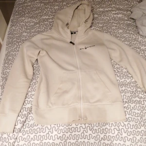 hoodie från Sail Racing, storlek S - Snygg hoodie från Sail Racing i storlek S. Sönder i armen men inget man märker där av priset 