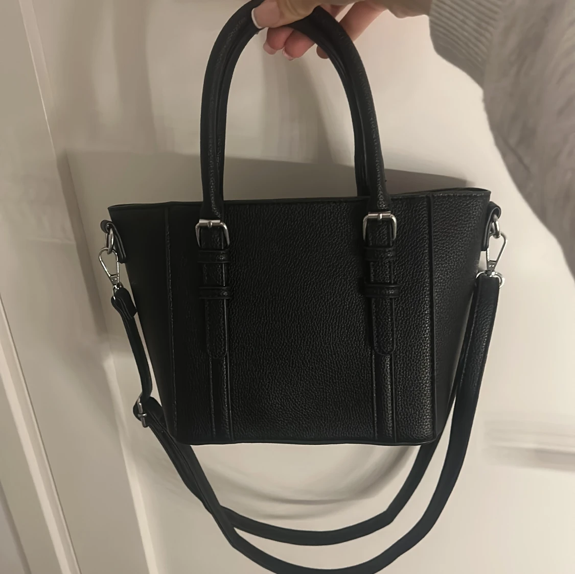 Svart handväska med axelrem