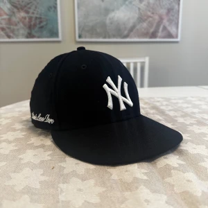 Svart New York Yankees keps Aimé Leon Dore - Säljer en svart New York Yankees keps från Aimé Leon Dore. Storlek 7 1/2 (~60cm). Kepsen är i mycket bra skick 