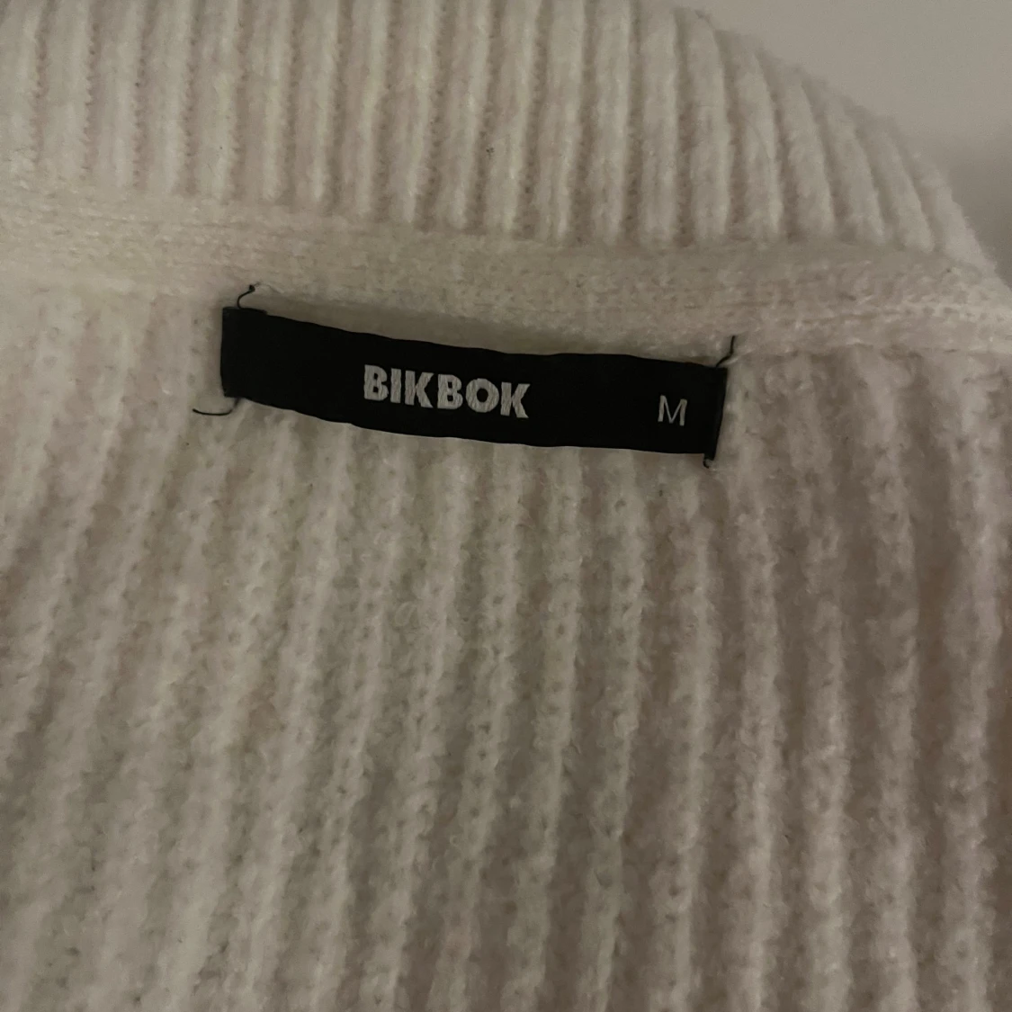 Vit ribbad kofta från BikBok - 1