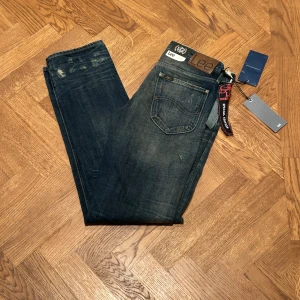 Lee jeans  - Jeansen är helt nya med prislapp. Ett par riktigt sjysta slim fit jeans!! Pris kan diskuteras.