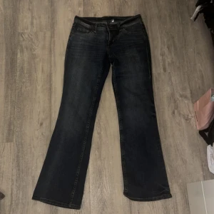 Mörkblå bootcut jeans från H&M Divided - Mörkblå bootcut jeans från H&M Divided i storlek 40. Klassisk femficksmodell med snygga bakfickor. Jeansen har en lätt tvättad look och med skön passform. 