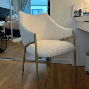 Ursnygg och riktgt bekväm stol - En modern fåtölj med vit bouclétyg. Stolen har en stilren design med hög komfort och passar perfekt i både vardagsrum och sovrum. Oanvänd. Finns att hämta i Göteborg om man inte vill posta💕
