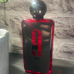 Afnan 9pm rebel - Afnan 9PM Rebel är en väldigt manlig parfym. Flaskan är 100ml. Skulle säga att det inte är 100 ml kvar exakt då jag testat den lite. Se bild hur mycket som är kvar.  Orginallåda skickas med