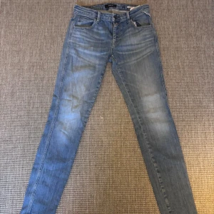 Replay ljusblå skinny jeans Katewin - Säljer ett par ljusblå skinny jeans från Replay, modell Katewin. Jeansen har klassisk femficksdesign, normalhög midja och snygga slitningar framtill. Tillverkade i mjukt denimtyg som sitter tajt längs benen. Perfekta för dig som gillar en smal siluett.