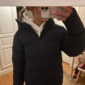 perfekt vinterjacka - säljer denna jacka från sailracing som aldrig släpptes, nypris ca 5000kr, aldrig använd 🥰pris kan diskuteras 