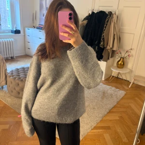 Grå stickad tröja  - Mysig grå stickad tröja från Gina tricot med rund halsringning och långa ärmar. Tröjan har en loose passform som passar perfekt för kyliga dagar .           Ord pris 399kr