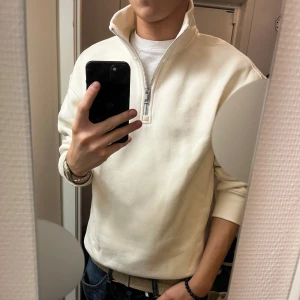 Vit Half zip - Säljer en stilren vit tröja från H&M. Skön passform och nästan inte alls använd. Passar S eller M