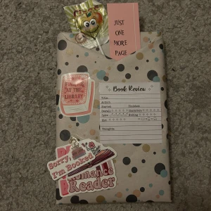 Blind Date With A Book - Säljer ett bokpaket med en hemlig romance bok! 💖💖Perfekt som present till dig själv eller någon annan bokälskare. Säljer även personanpassade bokpaket på min TikTok bonniezzz0!