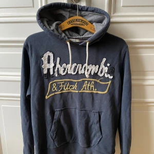 Abercrombie & Fitch hoodie  - Tja! Säljer en galet snygg A&F hoodie med sköna detaljer. Hör av er vid frågor!