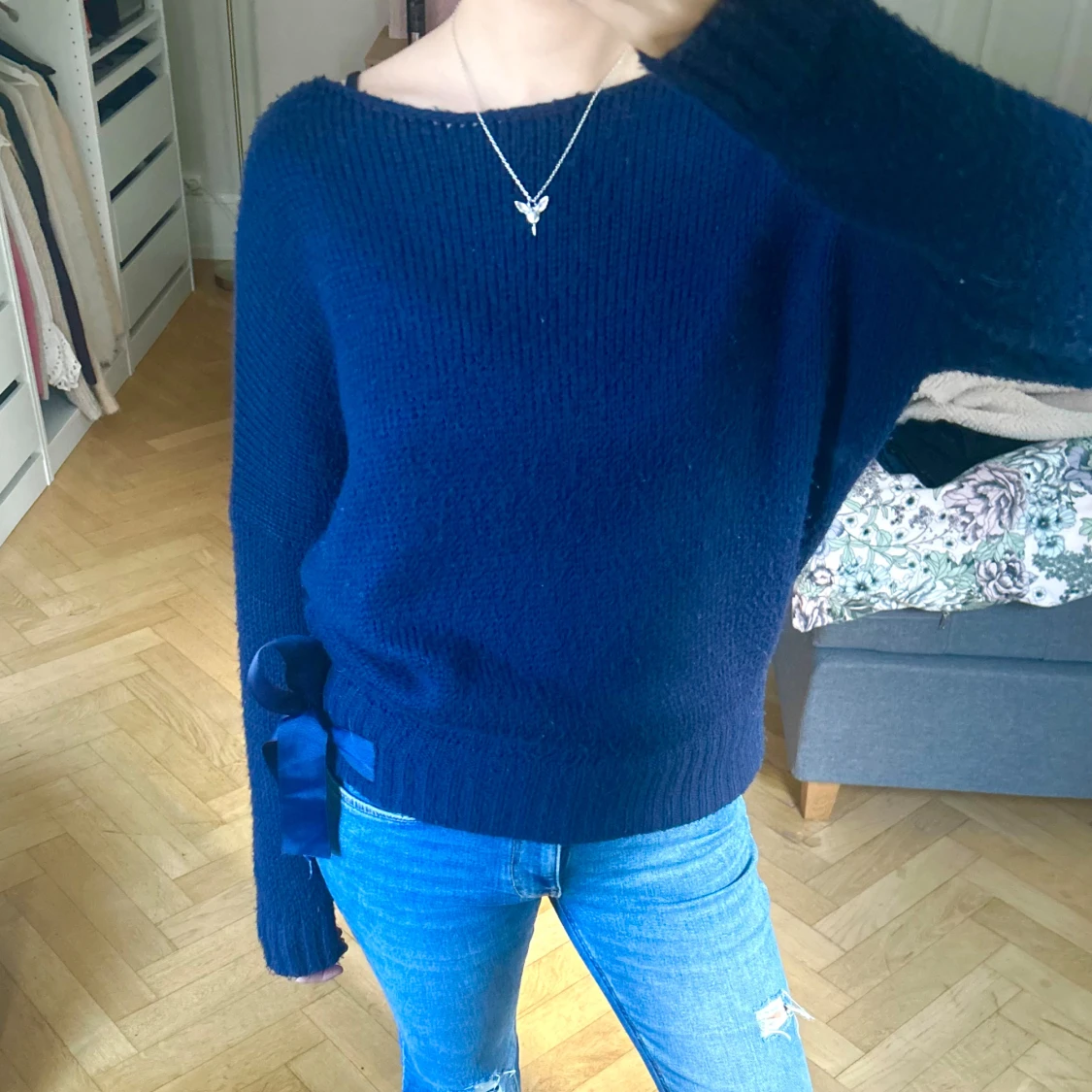 Mörkblå stickad tröja med rosett - 2