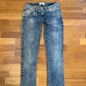 LTB Jeans  - Snygga jeans från LTB. Midjemått (rakt över): 35 cm. Innerbenslängd: 74 cm💙