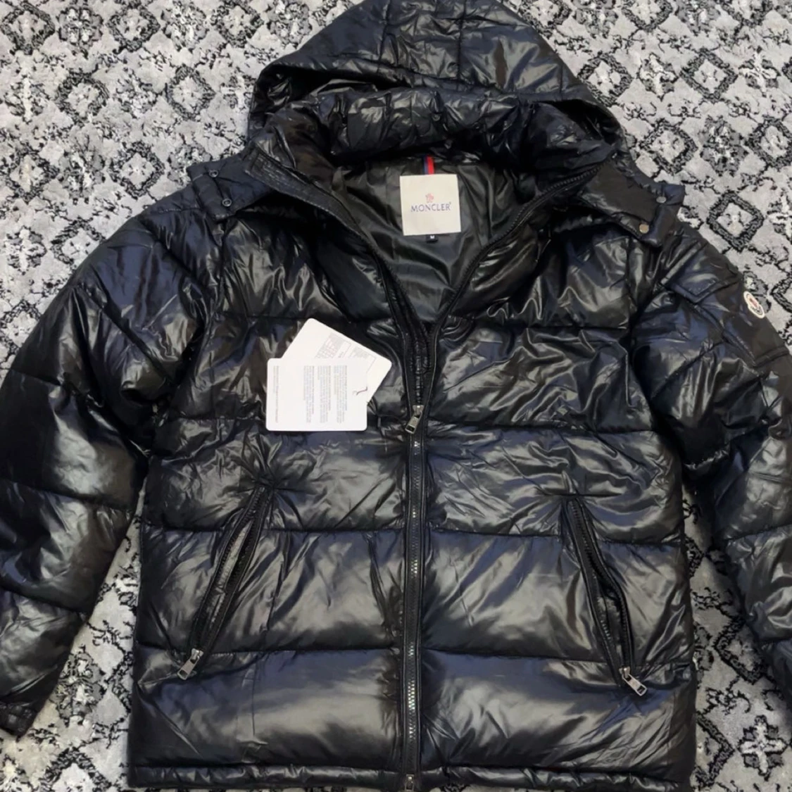 Svart Moncler pufferjacka med huva