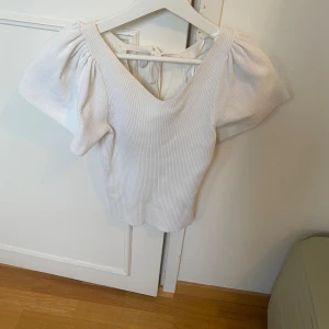 Vit topp med puffiga ärmar - Jättefin topp som trendar på pinterest väldigt stretchigt tyg