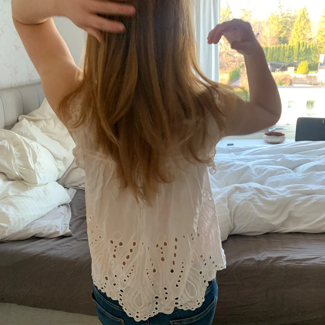 Vit broderad blus med spetsdetaljer