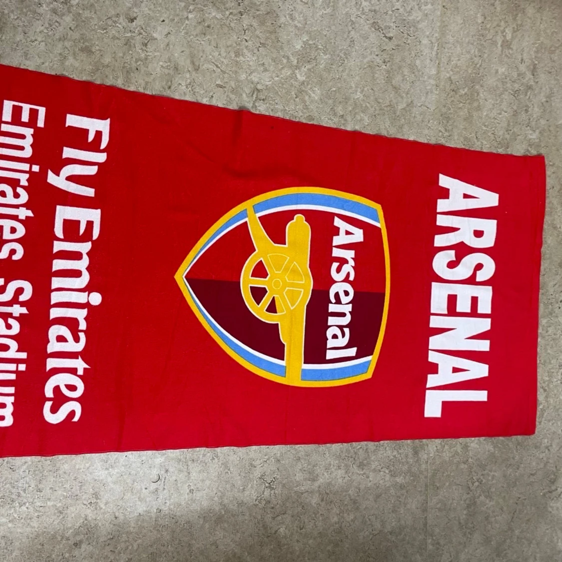 Röd Arsenal halsduk Emirates Stadium