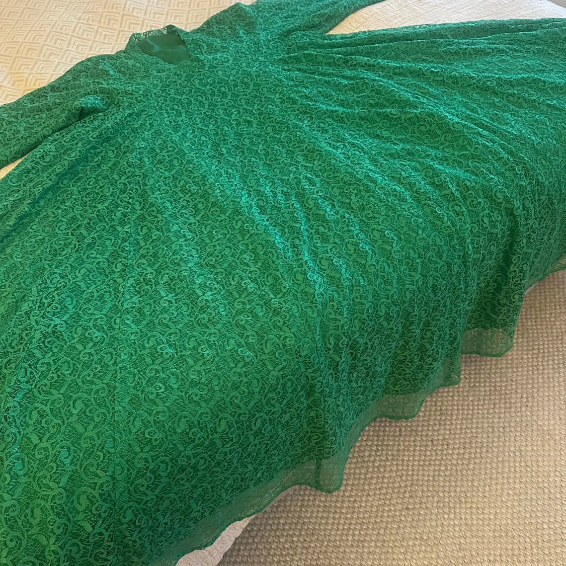 Grön lång spetsklänning med v-ringning - 1