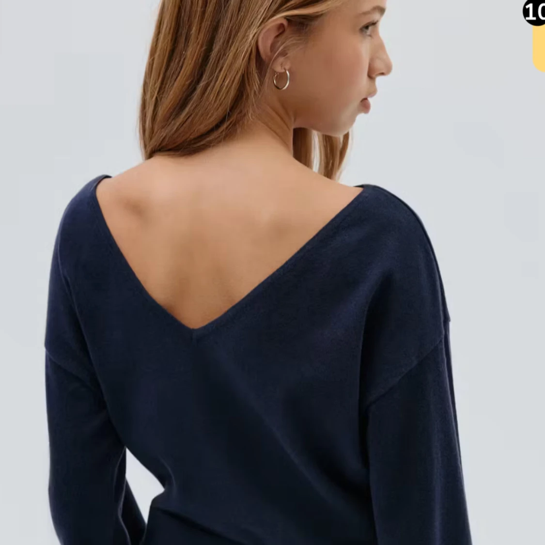 Marinblå stickad tröja med v-ringad rygg - 1