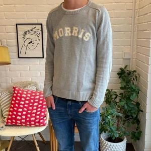 Stickad morriströja - En stickad grå morriströja i storlek M. Skicket är bra och den sitter som den ska. Hör av er vid frågor eller funderingar!✅💬