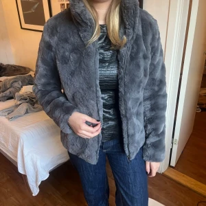 Grå pälsjacka från Soul River - Grå pälsjacka från Soul River i storlek S!!