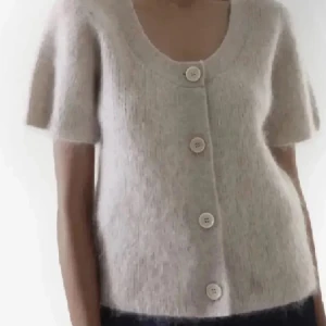 Beige stickad kofta med kort ärm - Superfin beige stickad kofta med korta ärmar💕💕💕
